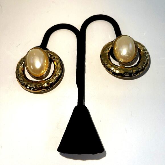 Vintage Earrings Clip On Hammered Heavy Gold Tone Faux Pearl Cabochon B#18 - Picture 7 of 8
